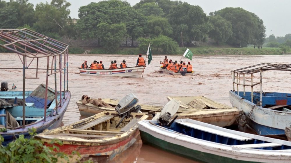 Masovne evakuacije u Pakistanu nakon što je Indija pustila vodu preko preopterećenih brana 1