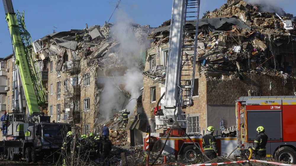 Veliki ruski napad dronovima i raketama na Kijev: Pogođena zgrada vlade 1