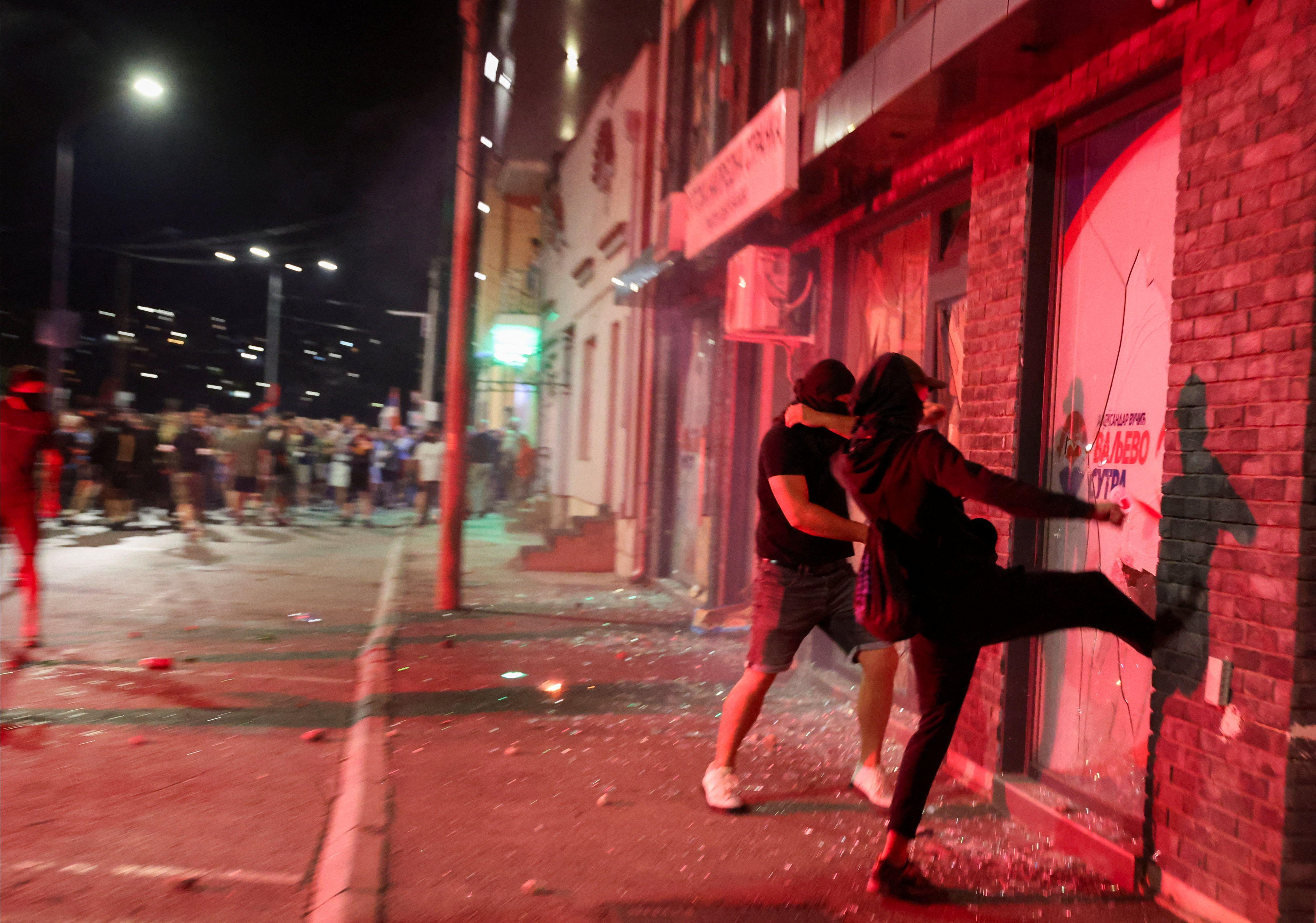 U fotografijama: Protest u Valjevu okončan neredima 8 Demoliranje SNS