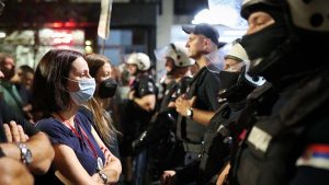 Ministarstvo unutrašnjih poslova saopštilo je da su večeras u Kosjeriću povređena tri policijska službenika tokom intervencije na neprijavljenom javnom okupljanju.