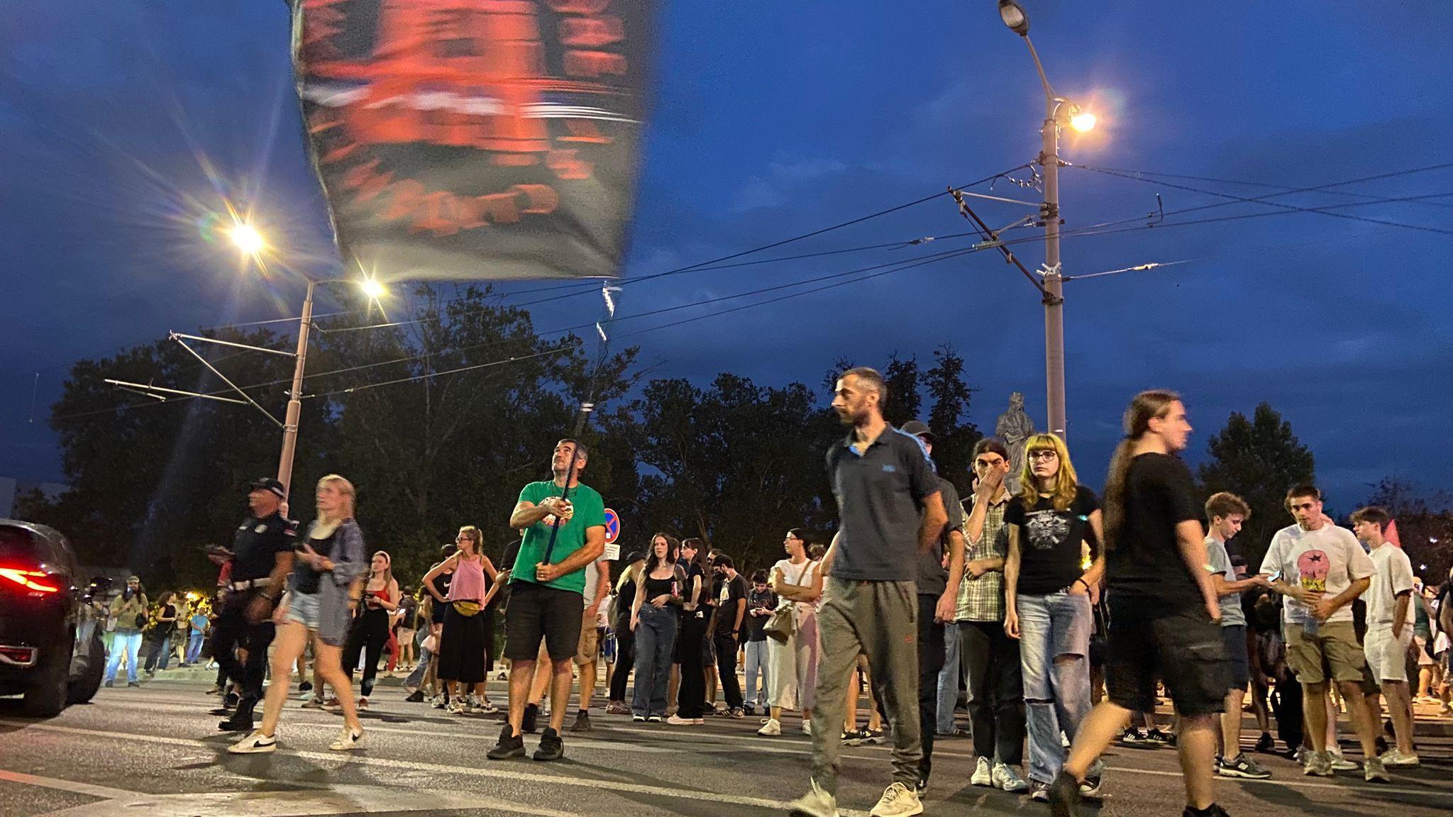 Novi neredi u Srbiji, podrška studentkinji Nikolini, održana sednica Saveta za nacionalnu bezbednost 10 Protest kod Vukovog spomenika u centru Beograda 18. avgusta