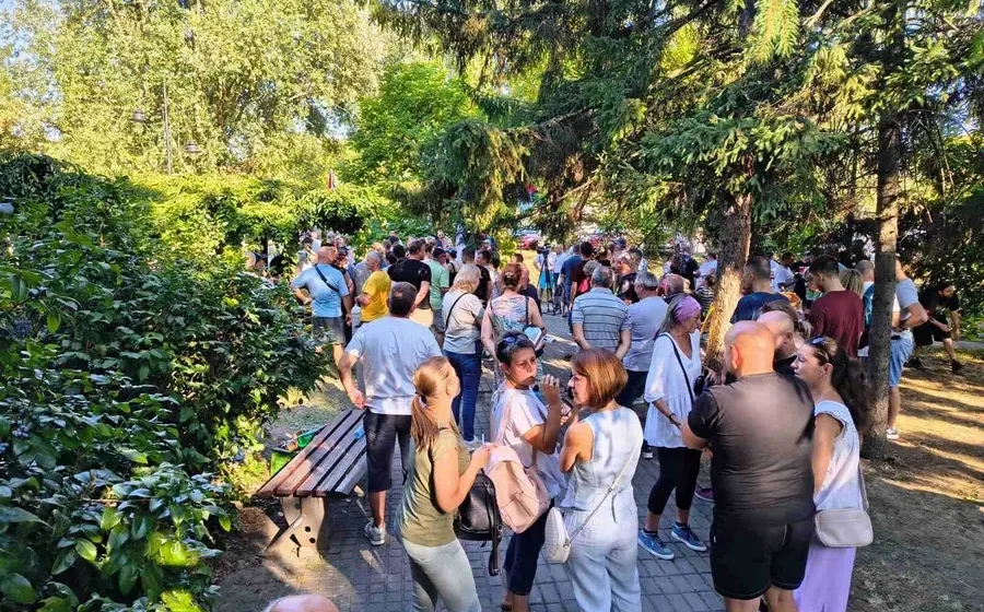 Održana izložba u Bačkom Petrovcu: Građani proglasili pobedu, policija i pristalice SNS-a blokirali puteve 1