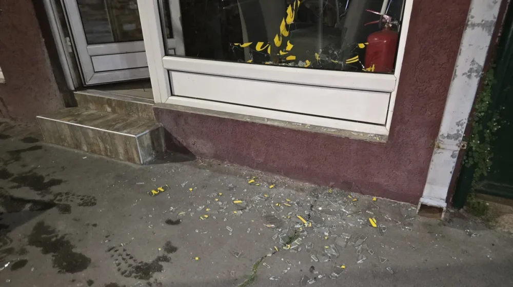 Maskirani napadači razbili izlog kafića u Valjevu, maloletni sin vlasnika prebačen u Urgentni 1