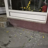 Maskirani napadači razbili izlog kafića u Valjevu, maloletni sin vlasnika prebačen u Urgentni 3