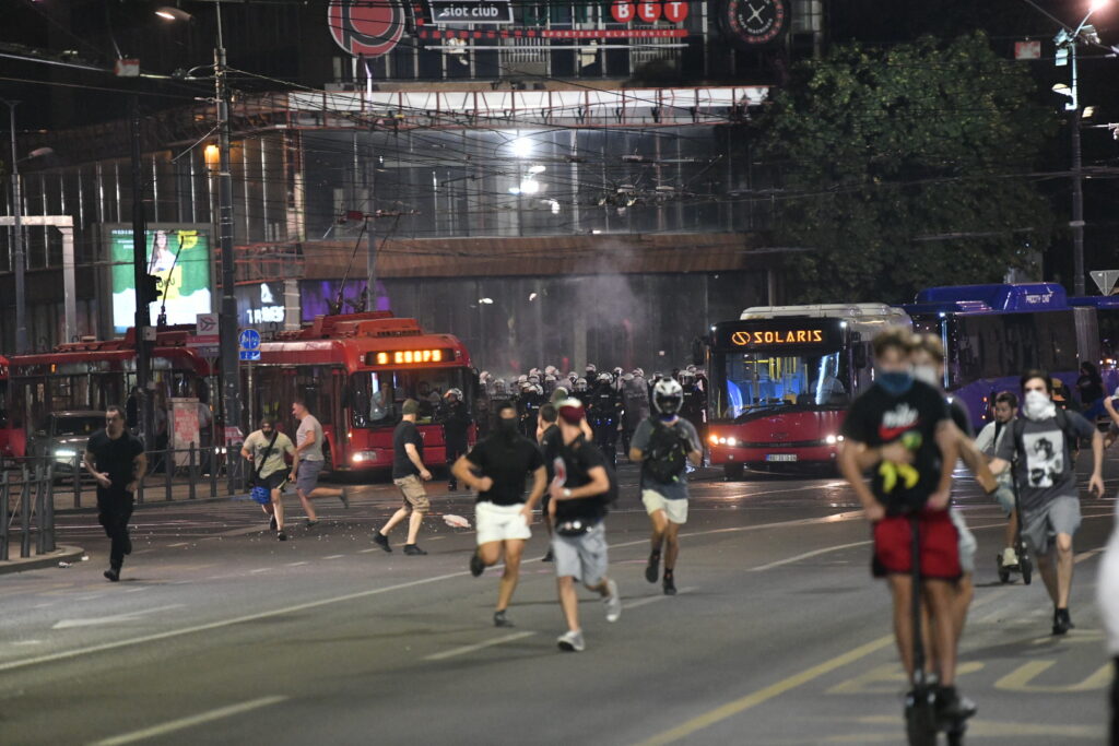 (VIDEO, FOTO) Protest "Večeras pucate po šavovima" širom Srbije: Neredi i incidenti u više gradova, policija rasterivala građane suzavcima, demolirane prostorije SNS u Novom Sadu 3