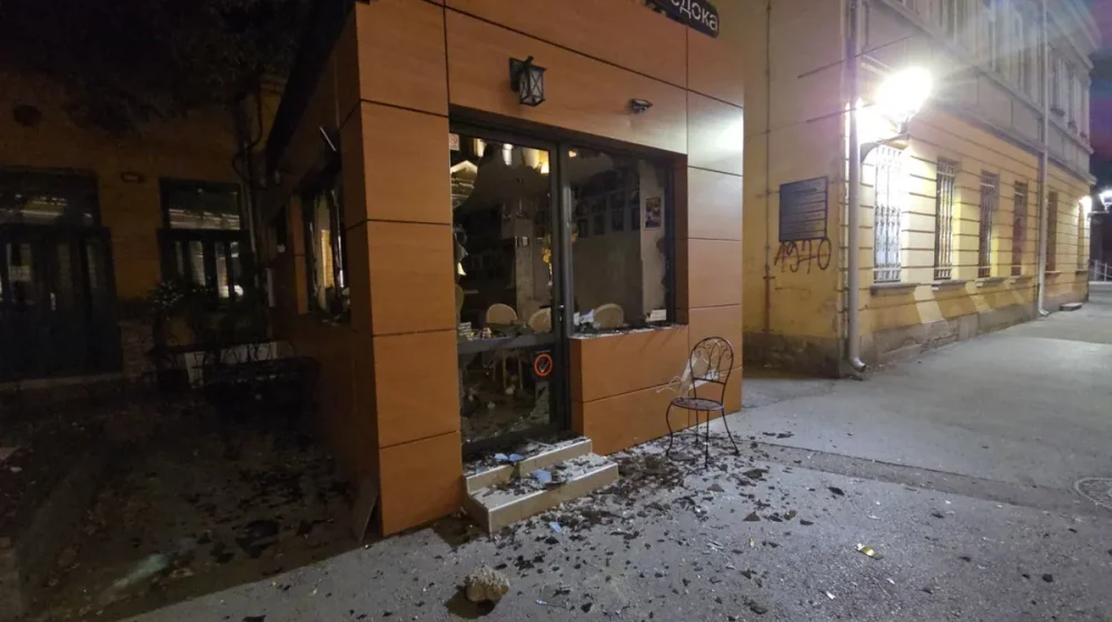 Polupani izlozi još jednog kafića u Valjevu 1