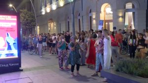 Nekoliko stotina građana je večeras u Čačku učestvovalo na skupu podrške beogradskoj studentkinji Nikolini Sinđelić koja je rekla da ju je komandant Jedinice za zaštitu određenih ličnosti i objekata (JZO) Marko Kričak fizički i seksualno zlostavljao prilikom privođenja posle protesta 14. avgusta u Beogradu.