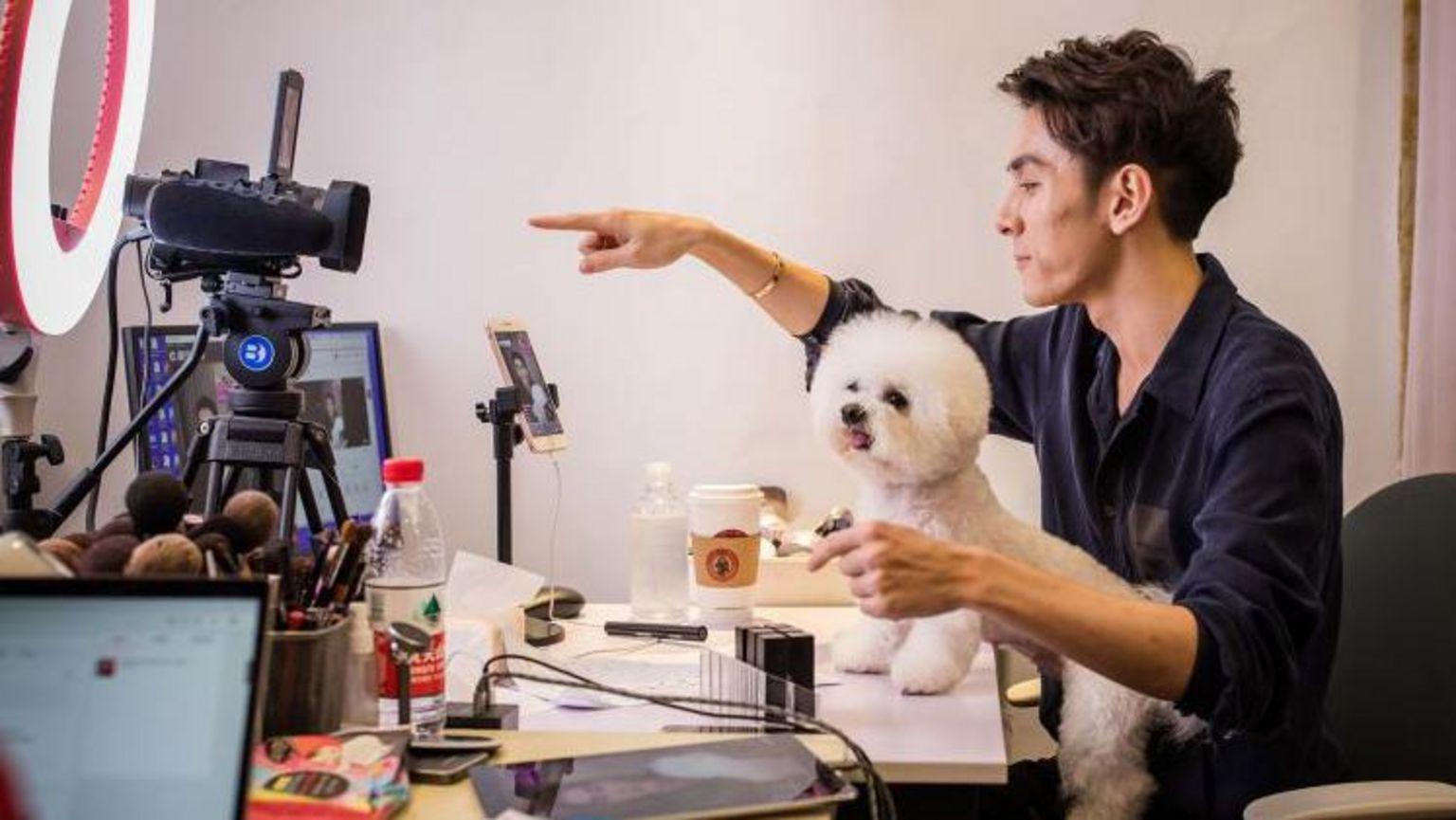 Šta je onlajn kupovina uživo i hoće li zavladati svetom 2 Kineski bloger Li Đjaći je prodao 15.000 ruževa za pet minuta prenosa uživo