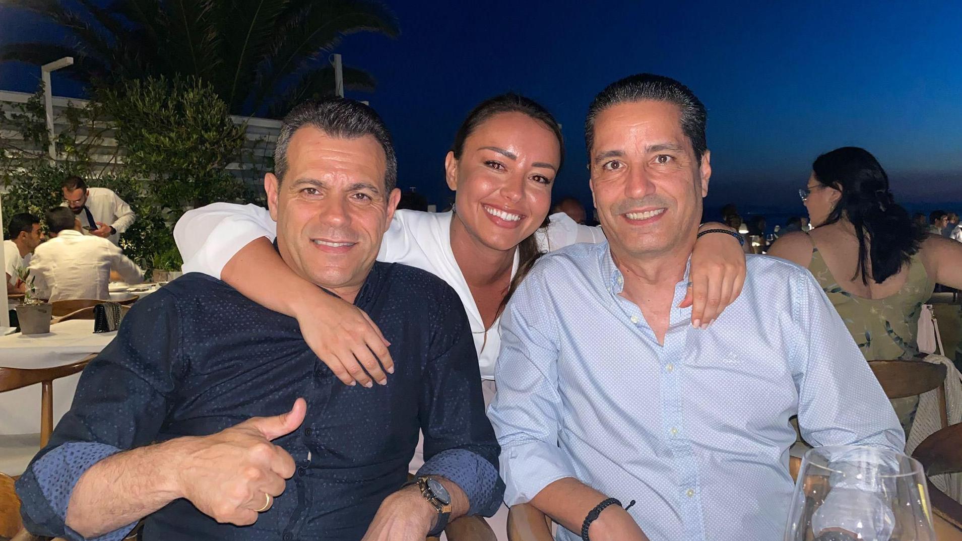 Jelena Todorović, Srpkinja koja menja istoriju muške košarke u Brazilu 4 Grčki treneri Dimitris Itudis i Janis Sferopulos sa Jelenom Todorović