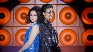 Na muzičkoj sceni regiona desio se spoj za koji nismo znali da nam treba – i koji nećemo moći da prestanemo da slušamo. Beogradski duo Dolores i sastav Retrospektiva udružili su snage u emotivnoj downtempo pesmi „Ko gasi svetlo“, objavljenoj 1. avgusta 2025. tačno u podne na svim streaming platformama.