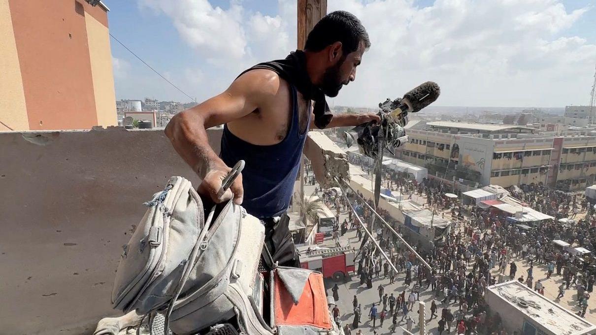 U izraelskom napadu u Gazi ubijeno četvoro novinara, šef IDF-a: Sudbina sporazuma u rukama Netanjahua 1 Čovek drži opremu koju je koristio ubijeni palestinski kamerman Husam al-Masri