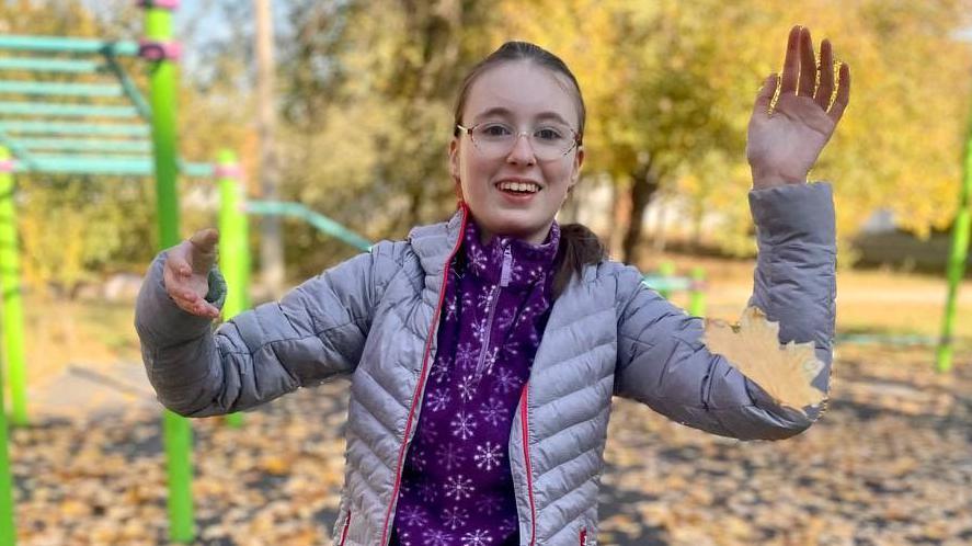 Kako se deca sa invaliditetom nose sa ratom u Ukrajini 2 Jeva Pavlova se smeška u kameru dok se igra napolju