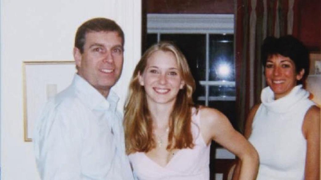 Memoari žene koja je optužila Epstina za zlostavljanje biće posthumno objavljeni 2 Stara fotografija princa Endrjua - obučenog u belu košulju raskopčanu na kragni - kako se smeši dok ruku drži na struku Virdžinije Đufre, mlade žene sa dugom plavom kosom, dok Gislena Maksvel stoji malo sa strane.