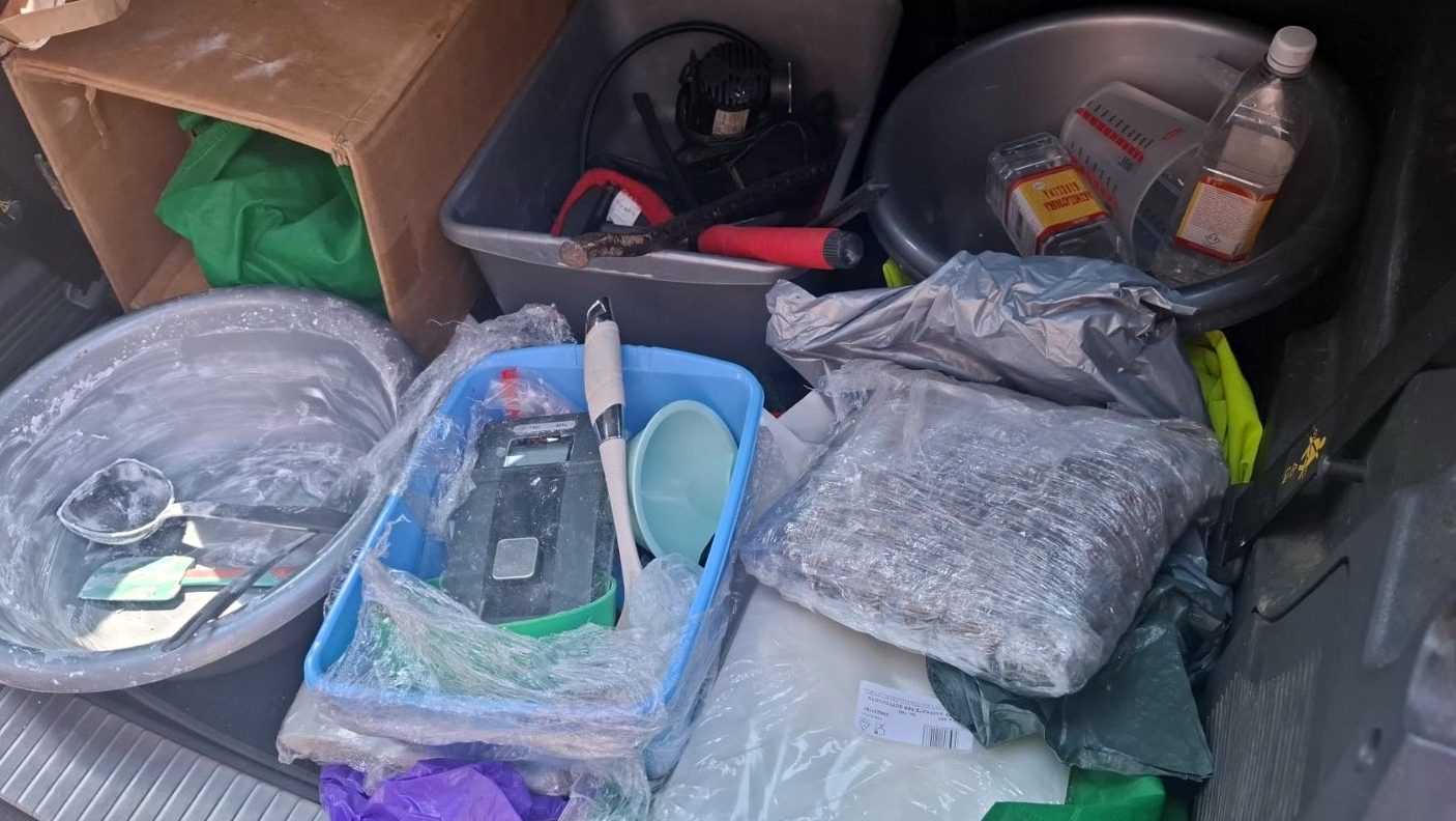 (FOTO) Uhapšeni dileri droge u Novom Sadu: Zaplenjeno 30 kilograma marihuane i osam litara amfetaminskog ulja 3 (FOTO) Uhapšeni dileri droge u Novom Sadu: Zaplenjeno 30 kilograma marihuane i osam litara amfetaminskog ulja 3