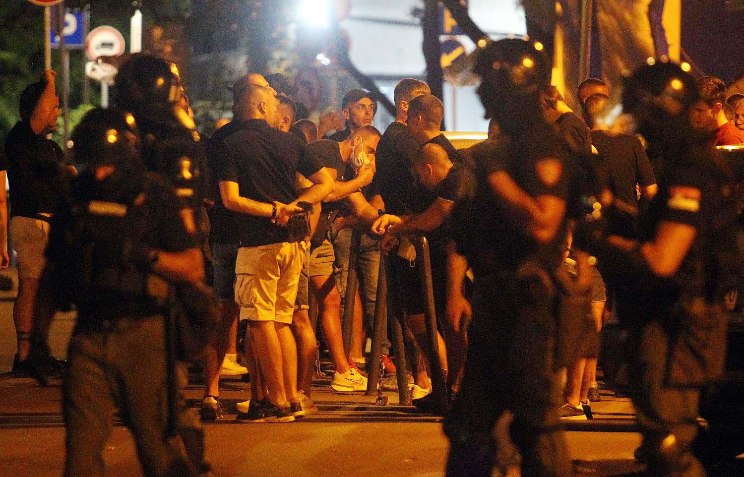 Šta se sve dešavalo u Srbiji u noći između 13. i 14. avgusta: Prvi put umešani i pripadnici Vojske (FOTO/VIDEO) 2