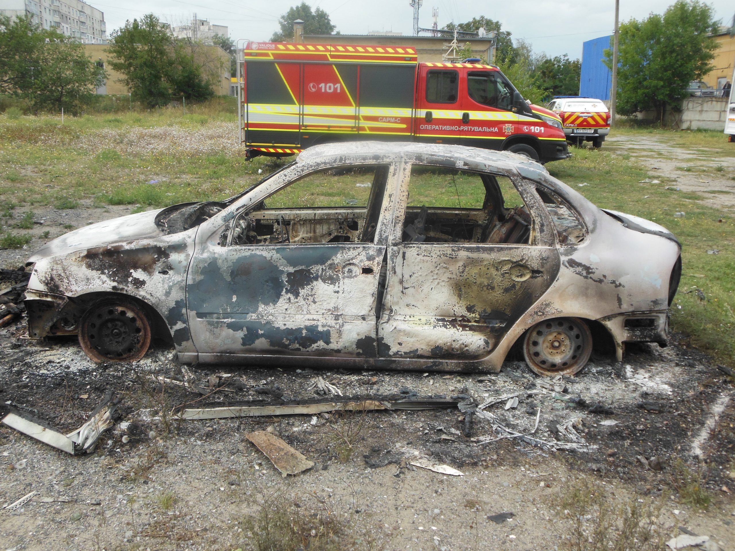 Reporter Danasa na licu mesta: Rusi bombardovali Harkov - tela dve žene ugljenisana, zgrada uništena, izgoreli automobili (FOTO) 2 Reporter Danasa na licu mesta: Rusi bombardovali Harkov - tela dve žene ugljenisana, zgrada uništena, izgoreli automobili (FOTO) 2