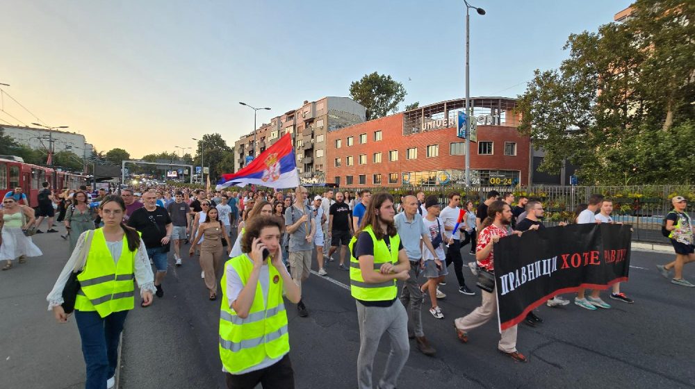 Zbor Stari grad: Razbijeno staklo na ulazu i prolivena crvena farba na zgradi člana zborova Zvezdare 1