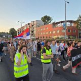 Zbor Stari grad: Razbijeno staklo na ulazu i prolivena crvena farba na zgradi člana zborova Zvezdare 12