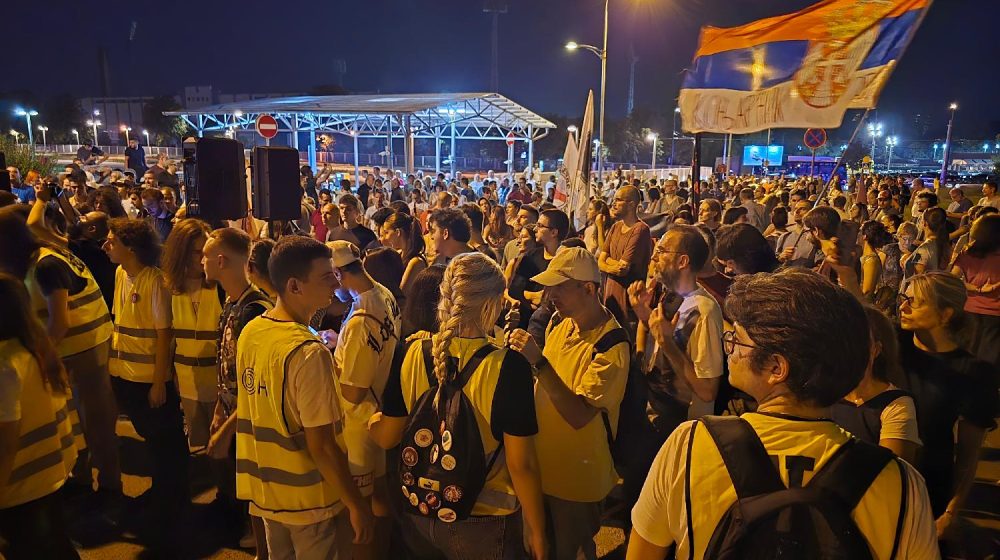 Održan protest ispred BIA, organizovan u znak podrške proteranoj studentkinji (VIDEO) 1