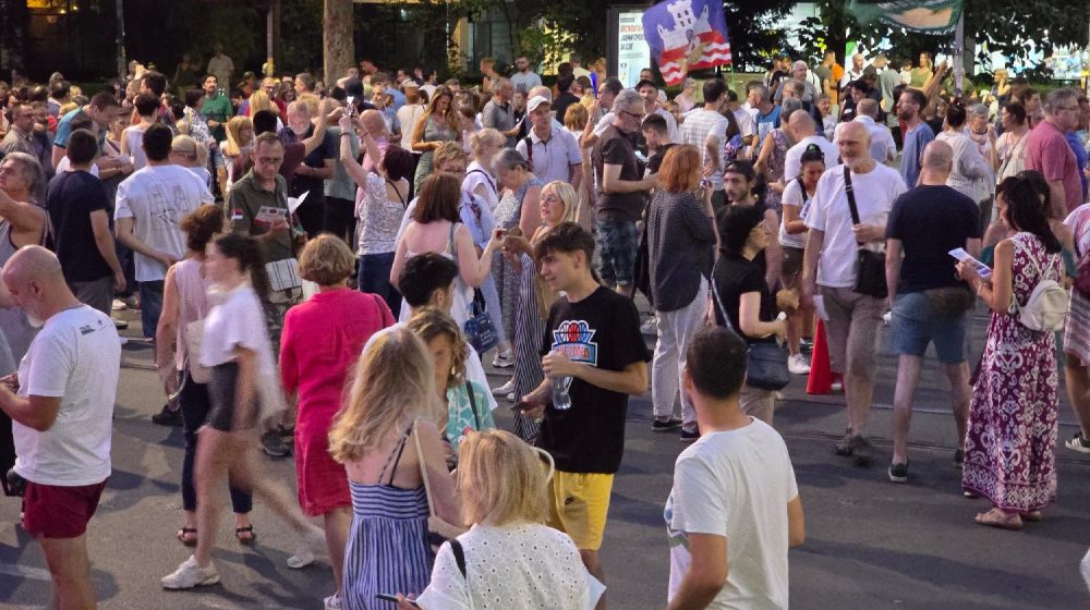 (VIDEO) Incident na protestu na Zvezdari: Provocirao građane, policija ga udaljila 1