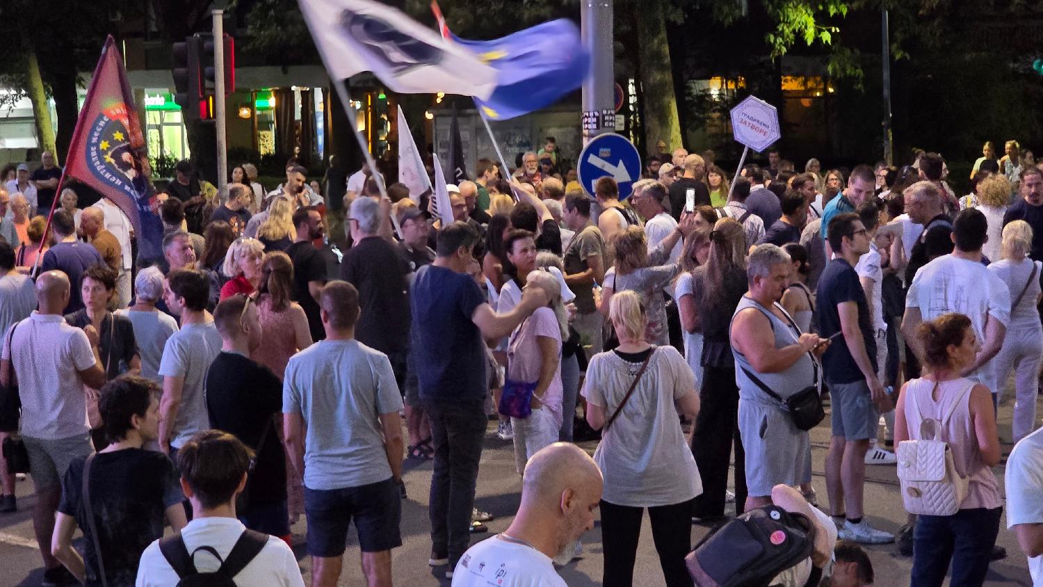 "Napad na jednog od nas je napad na svakog od nas": Održan protest podrške članovima zborova čiji su ulazi vandalizovani 2