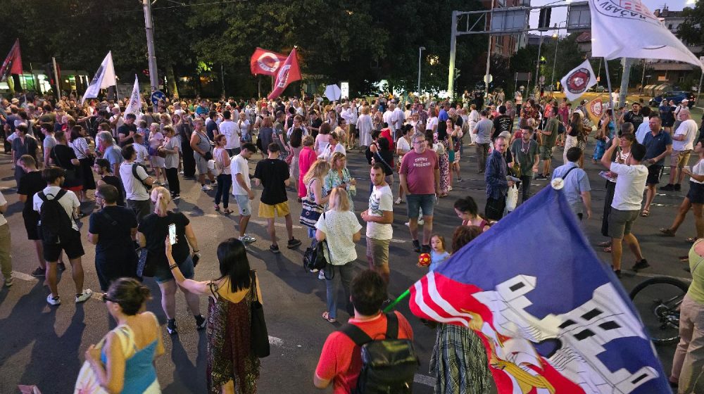 "Napad na jednog od nas je napad na svakog od nas": Održan protest podrške članovima zborova čiji su ulazi vandalizovani 1