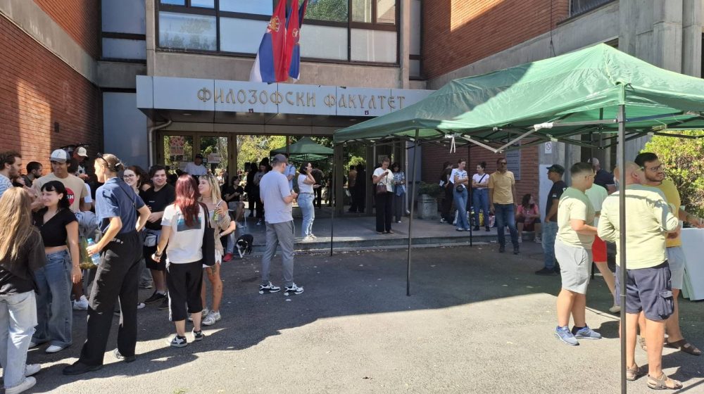 Studentima Filozofskog fakulteta u Novom Sadu pridružili se i poljoprivrednici na traktorima (FOTO; VIDEO) 1