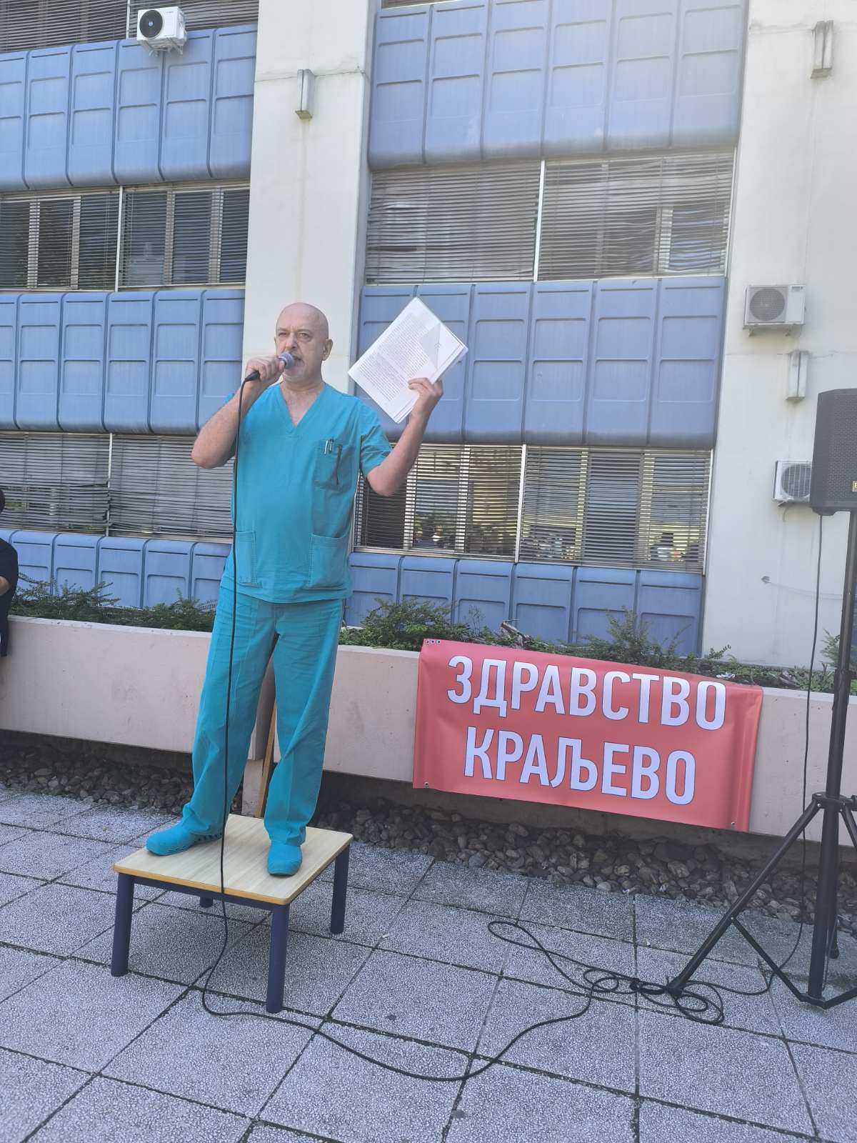 Štrajk upozorenja u bolnici u Kraljevu, sindikati izneli zašto Mirjana Krčevinac treba da ode (FOTO; VIDEO) 3