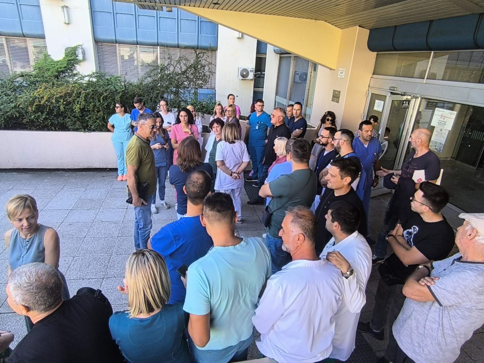 Štrajk upozorenja u bolnici u Kraljevu, sindikati izneli zašto Mirjana Krčevinac treba da ode (FOTO; VIDEO) 4