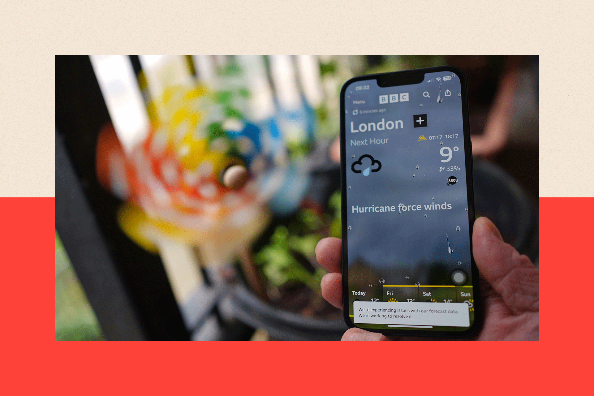 Zašto se čini da prezenteri vremenske prognoze često greše 3 fotografija telefona na kome je BBC aplikacija za vremensku prognozu
