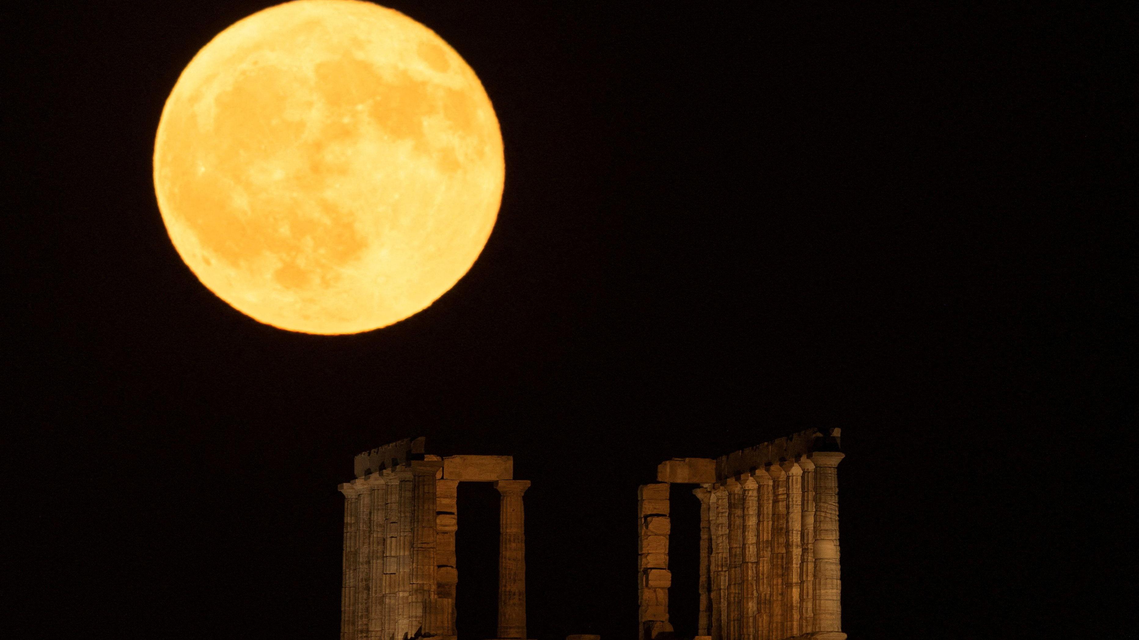 Avgustovski pun mesec: Svetlost koja najavljuje kraj leta 4 Mesec izranja iza Hrama Posejdona blizu Atine, Grčka