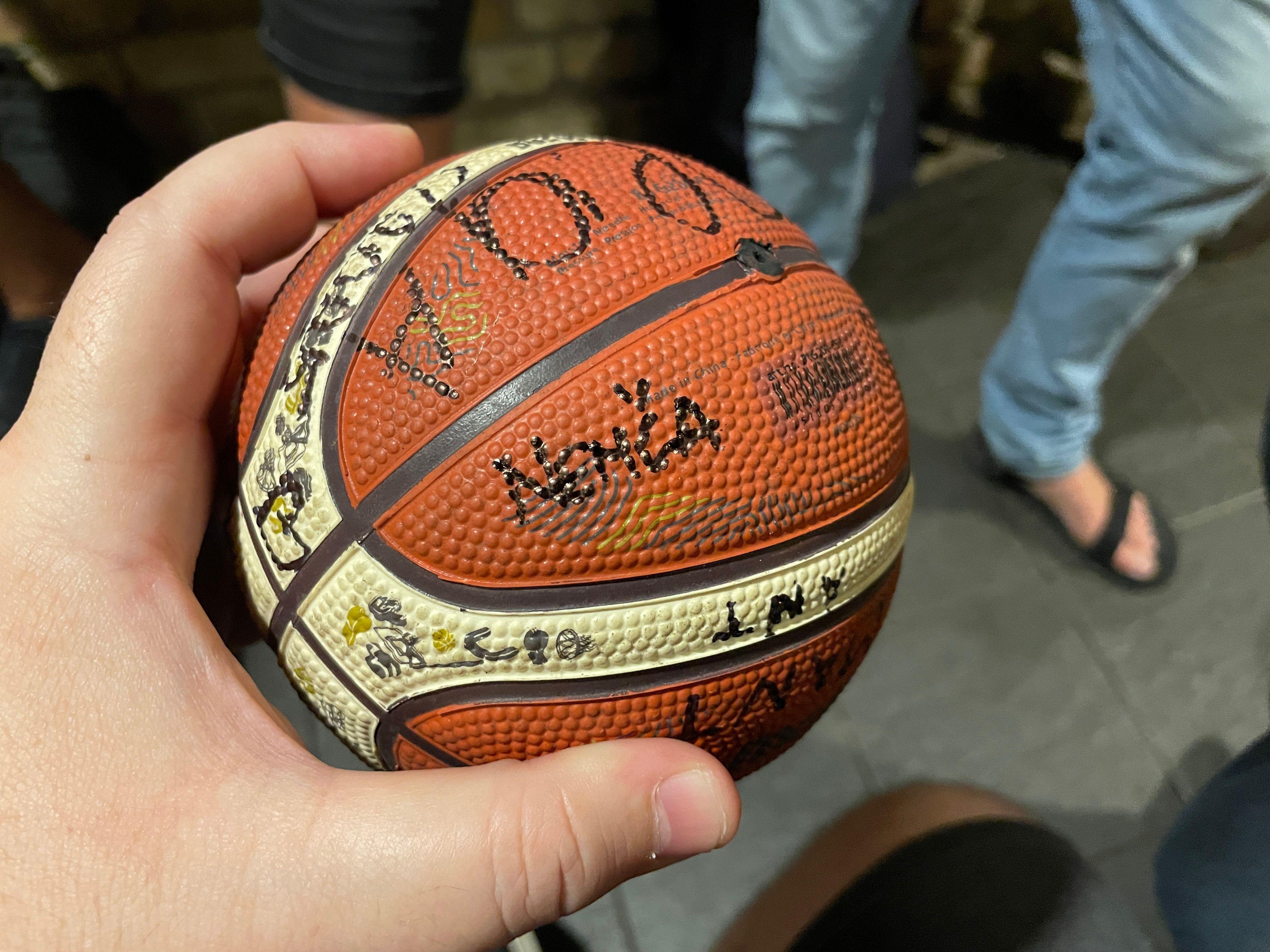 Mala košarkaška lopta i potpis BBC novinara