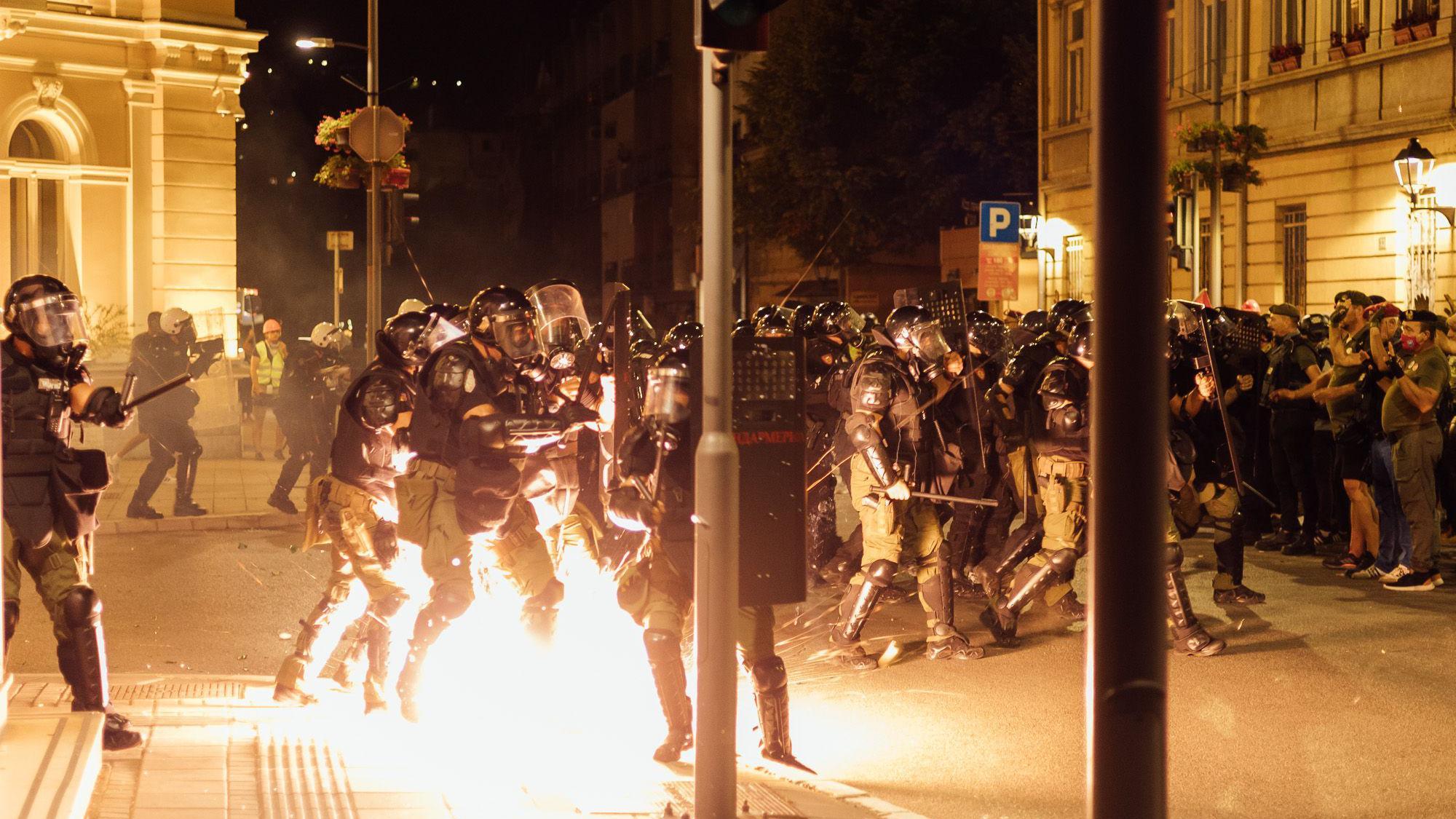 U fotografijama: Protest u Valjevu okončan neredima 1 Sukobi Žandarmerije i demonstranata kod Višeg suda u Valjevu