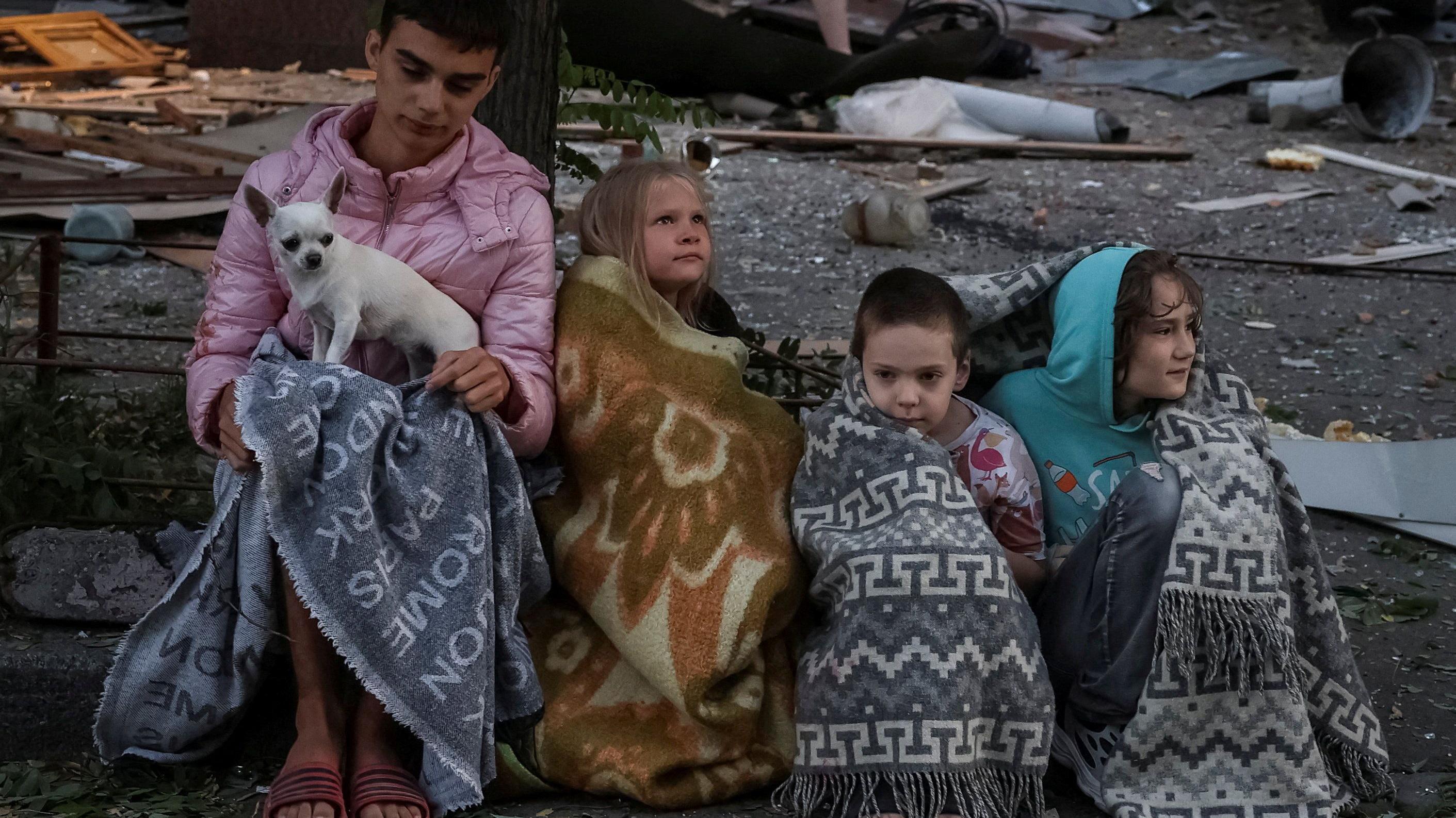 deca sede umotana u ćebe posle ruskog napada na Kijev