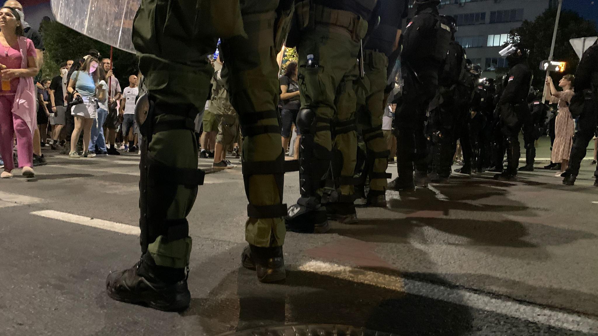 Neredi u Srbiji: Policija pretukla momka u Valjevu, demolirane prostorije SNS 10 Žandarmerija na ulicama Beograda