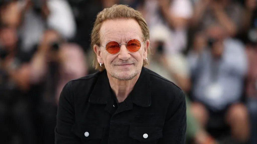 Pevač Bono u crnoj košulji sa naočarima za sunce