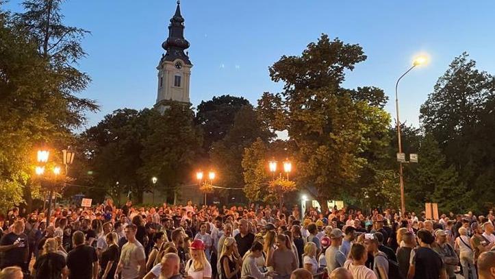 Neredi u Srbiji: Policija pretukla momka u Valjevu, demolirane prostorije SNS 14 Demonstranti na trgu u Vrbasu
