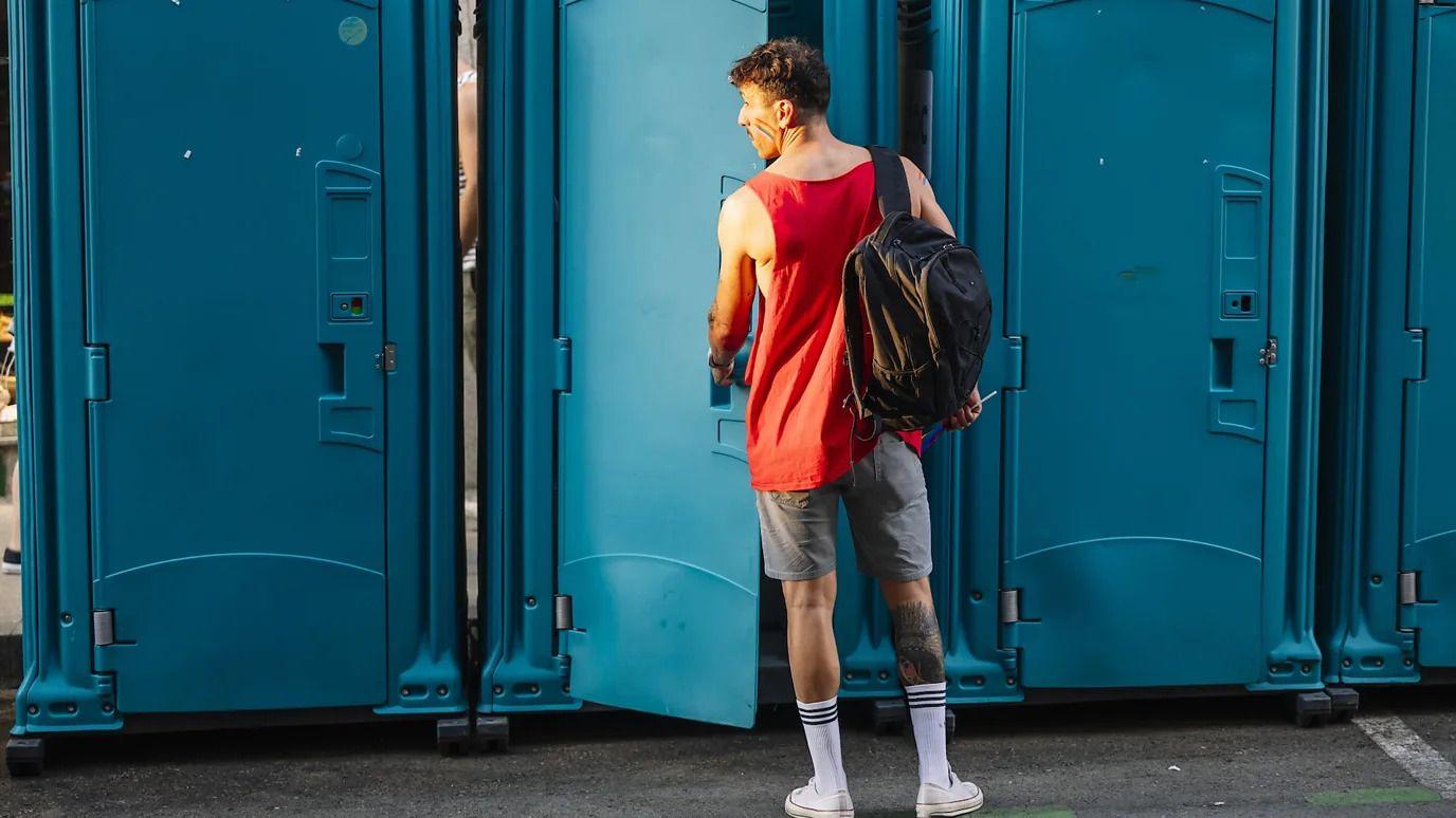 Možete li da se zarazite bolestima sa daske na ve-ce šolji 4 Muškarac stoji ispred pokretnog toaleta na ulici