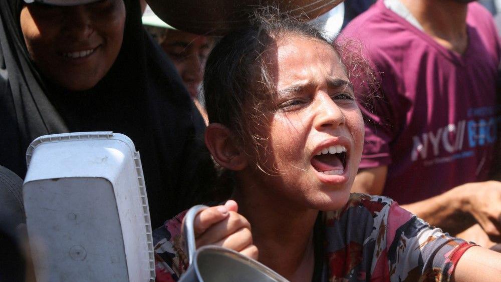 Glad prvi put potvrđena u Gazi, Izrael odbacuje optužbe 1 deca u gazi, glad u gazi, deca sa metalnim posudama čekaju hranu u Pojasu Gaze