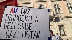U Užicu je večeras održano protestno okupljanje zbog hapšenja šest Kosjeraca koji su navodno ometali šetnju pristalica Srpske napredne stranke (SNS) pod nazivom "Stop blokaderima".