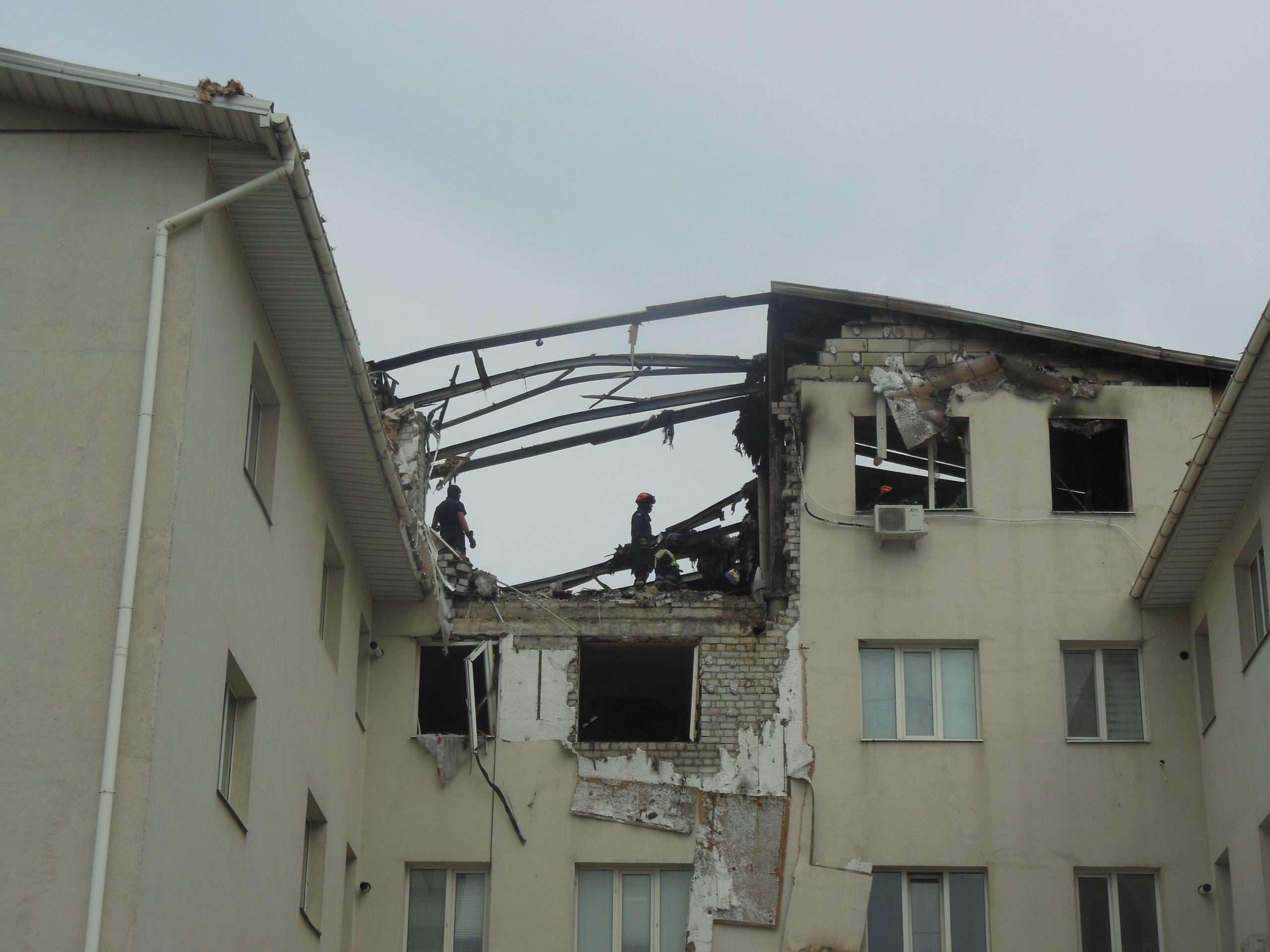 Reporter Danasa na licu mesta: Rusi bombardovali Harkov - tela dve žene ugljenisana, zgrada uništena, izgoreli automobili (FOTO) 3 Reporter Danasa na licu mesta: Rusi bombardovali Harkov - tela dve žene ugljenisana, zgrada uništena, izgoreli automobili (FOTO) 3