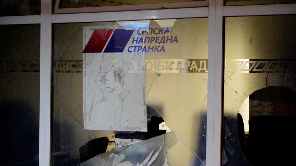 Policija uhapsila osumnjičenog za lomljenje stakla na prostorijama SNS 1