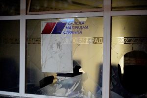 Beogradska policija saopštila je večeras da je uhapsila M.K. (1974), osumnjičenog da je tokom prepodneva u Bulevaru despota Stefana polomio staklo na ulaznim vratima prostorije koje koristi Srpska napredna stranka, a potom se udaljio.