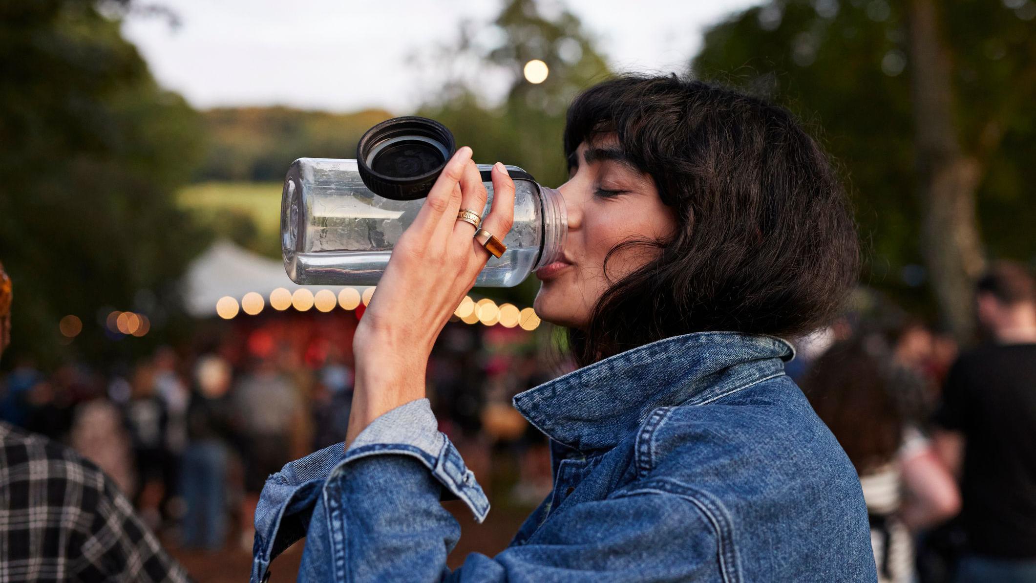 Koja hrana izaziva gasove 6 žena pije vodu iz flaše