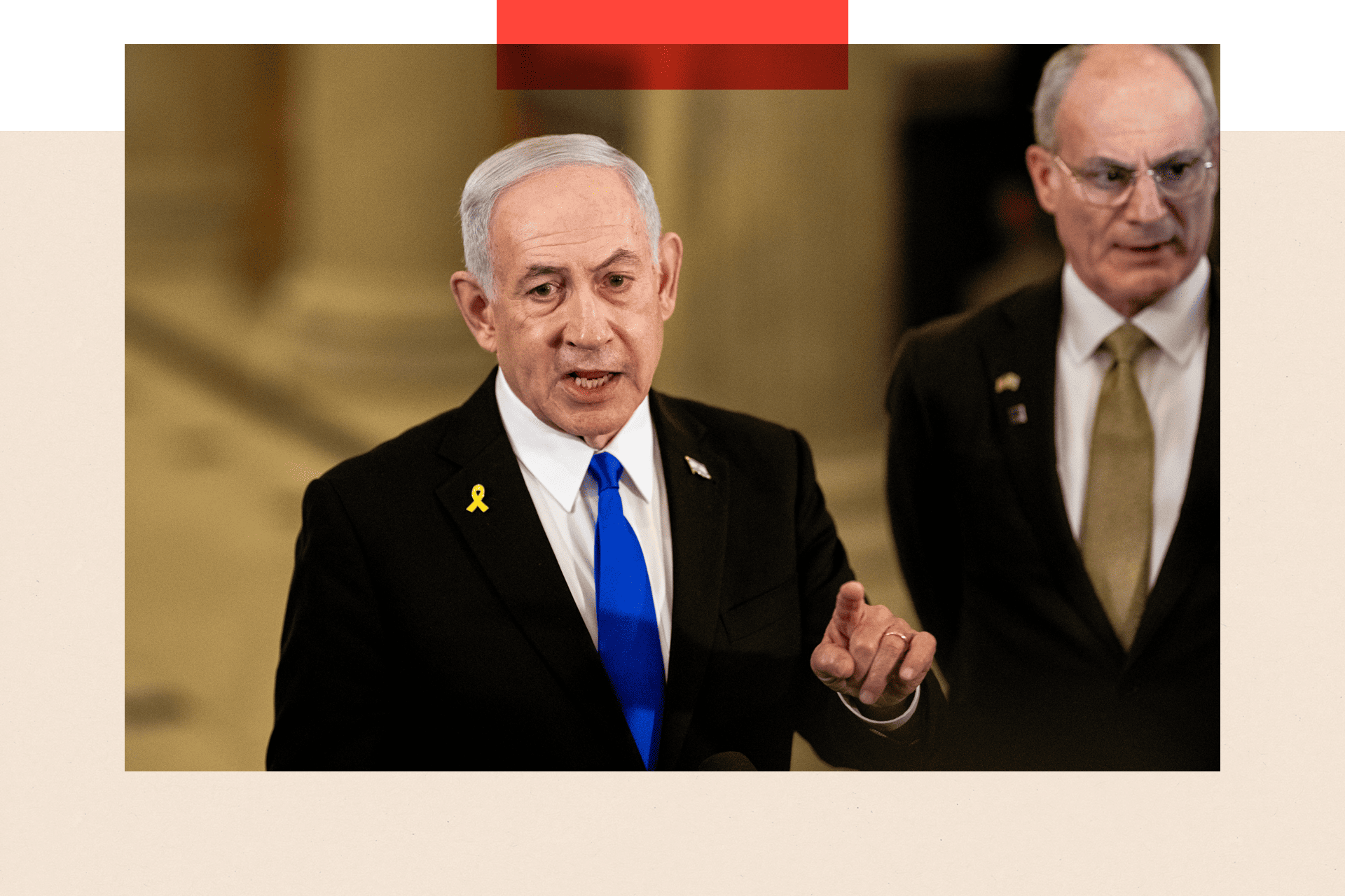 'Hvala, ali kasno je': Palestinci o najavi Londona da će im priznati državu 3 Benjamin Netanjahu govori sa dignutim prstom u vazduhu, obučen u crno odelo sa belom košuljom i plavom kravatom na svetle i tamne široke pruge