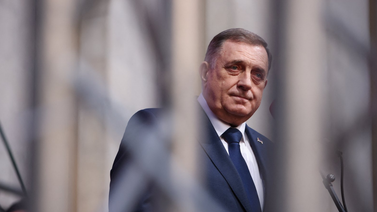 Može li Dodik da ostane predsednik Republike Srpske posle presude 1 Milorad dodik gleda u daljinu u plavom odelu i beloj košulji