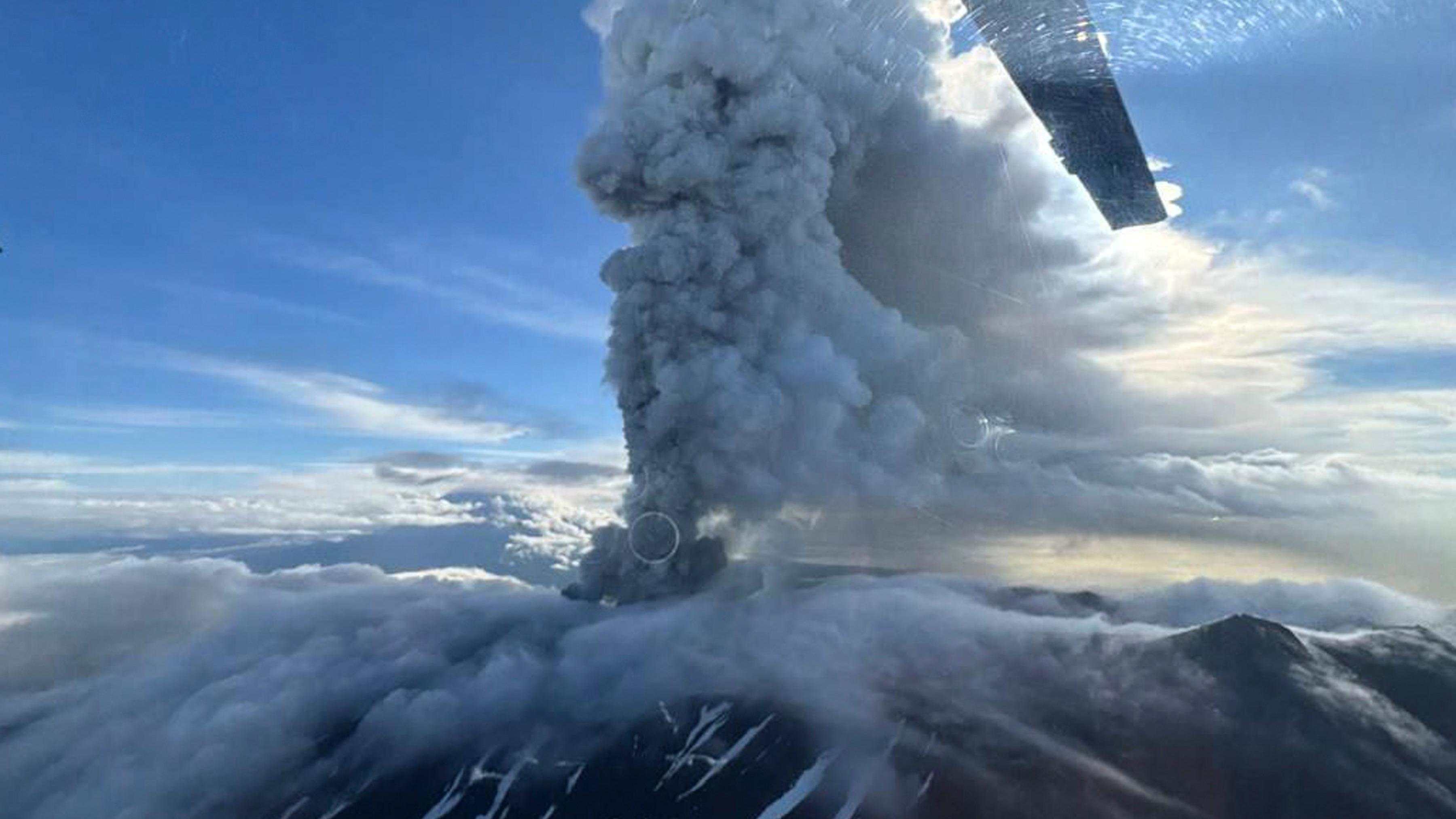 Erupcija vulkana na Kamčatki prvi put posle više od 500 godina 1 Veliki oblak pepela uzdiže se iznad vulkana. Fotografija je, izgleda, snimljena iz helikoptera jer su lopatice rotora u prvom planu.