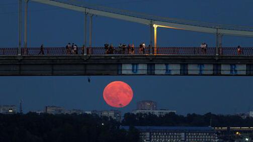 Avgustovski pun mesec: Svetlost koja najavljuje kraj leta 5 Pun mesec iznad Kijeva u Ukrajini