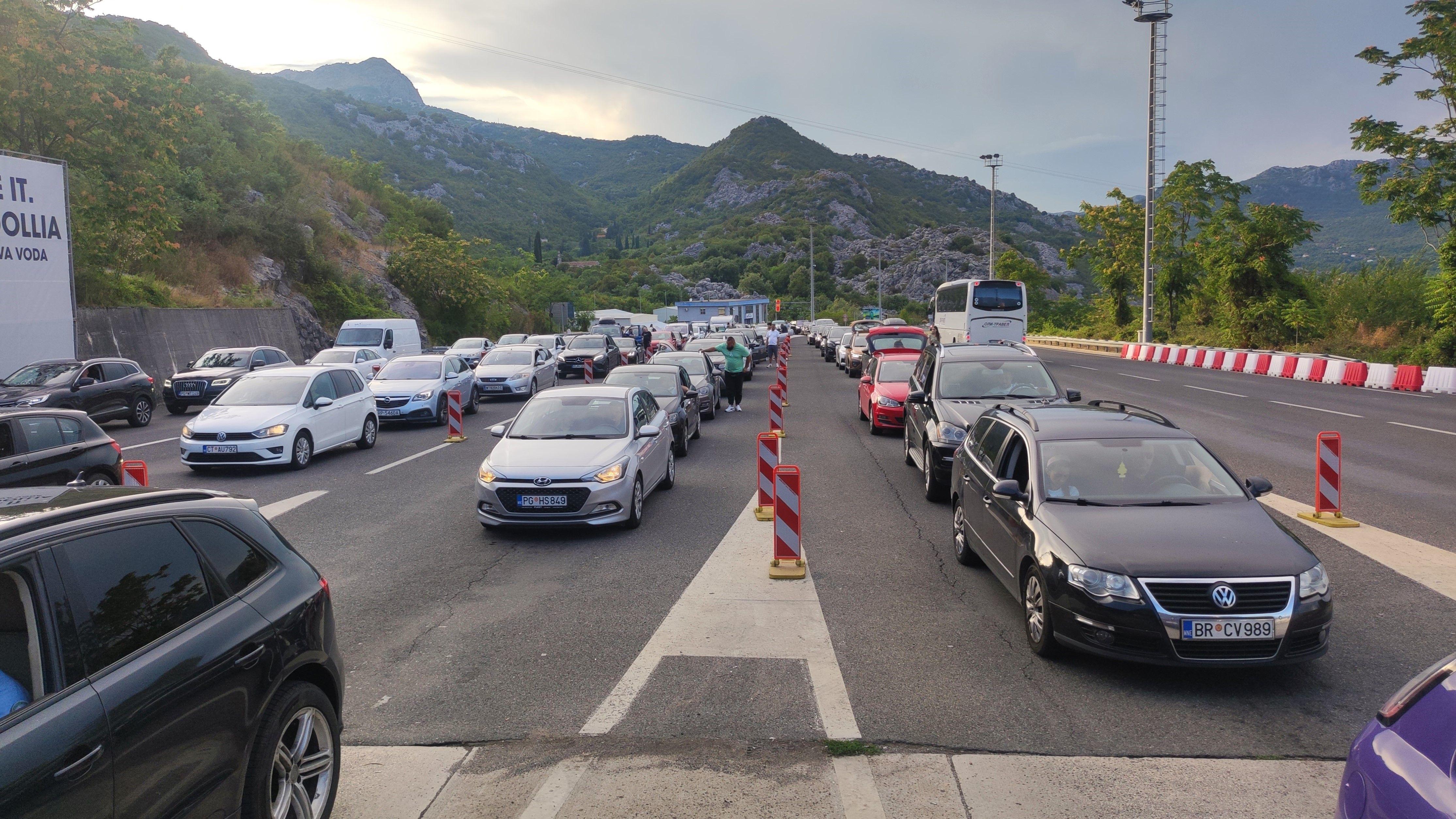 Da li je turistička sezona u Crnoj Gori podbacila 2 Kolona automobila ispred tunela Sozina
