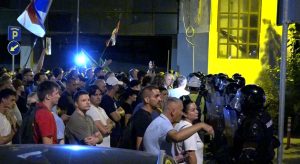 Studenti Fakulteta tehničkih nauka u blokadi oglasili su se saopštenjem na Instagramu povodom dešavanja tokom protesta u noći između 13. i 14. avgusta i pozvali Vojsku Srbije da stane uz svoj narod, a ne da budu privatno obezbeđenje partija.